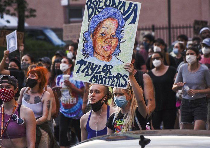 Záběr z protestů po zastřelení Breonny Taylor