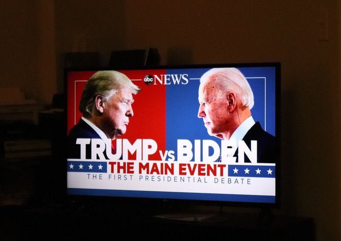 Vizuál prezidentské debaty Bidena s Trumpem při minulých prezidentských volbách.