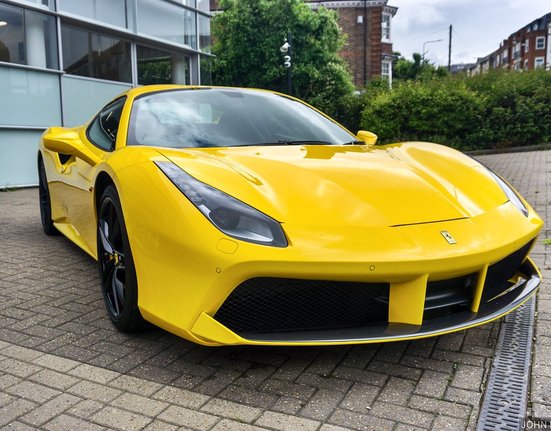 Mezi draženými vozy figurovalo i Ferrari 488 Spider. Foto je ilustrační.