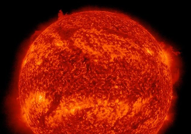 67516599-11732587-The_video_was_shared_on_Twitter_by_space_weather_forecaster_Tami-a-39_1675973837468