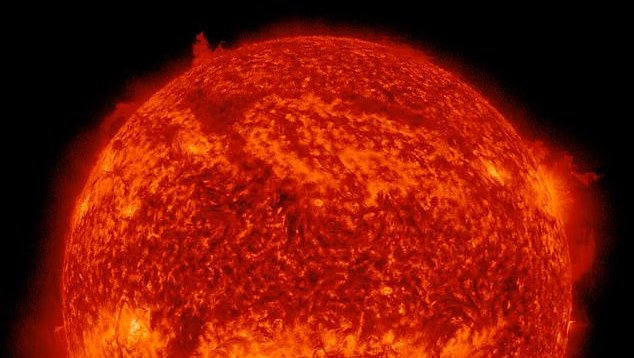 67516599-11732587-The_video_was_shared_on_Twitter_by_space_weather_forecaster_Tami-a-39_1675973837468