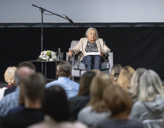 Jiřina Bohdalová ve filmu Svatá
