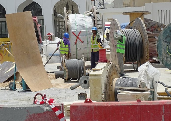 800px-Construction_Workers_-_Doha_-_Qatar_(33790967794)