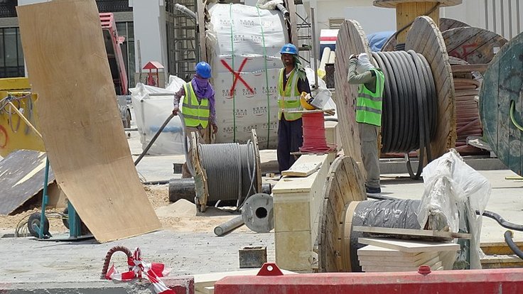 800px-Construction_Workers_-_Doha_-_Qatar_(33790967794)