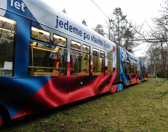 Tramvaj připomíná 30 let vzniku samostatné České republiky a zvolení Havla prezidentem.