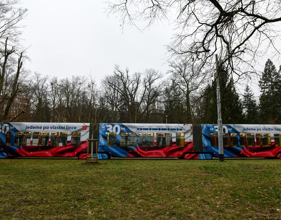 Tramvaj připomíná 30 let vzniku samostatné České republiky a zvolení Havla prezidentem.