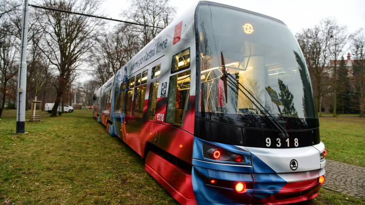 Pražská tramvaj v národních barvách.