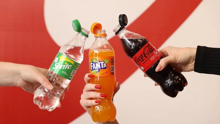 Neodnímatelná víčka na produktech Coca-Coly.