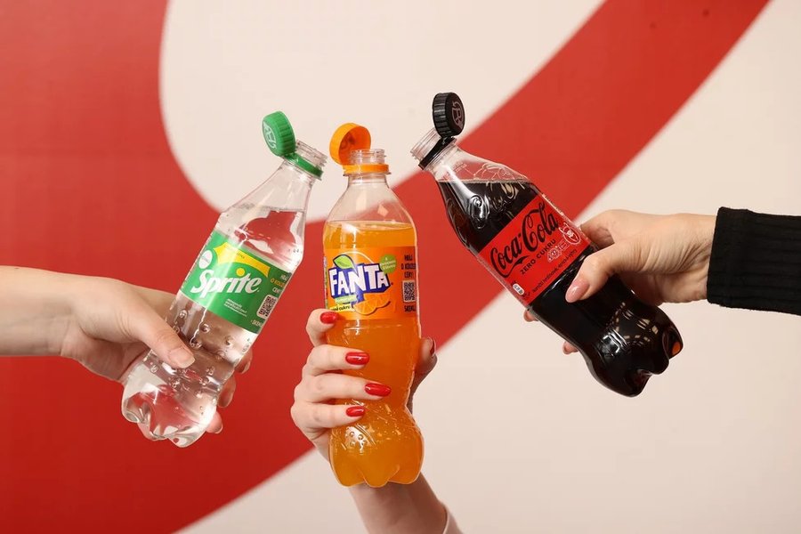 Neodnímatelná víčka na produktech Coca-Coly.