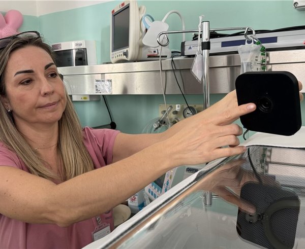 88c7e4d8-4b64-4517-87f1-8aa190a3df68-stanicni_sestra_katerina_dupalova_nova_kamera_neonatologie-1