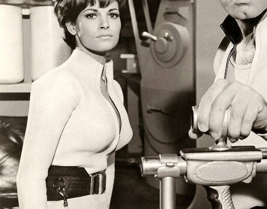 Sexsymbol 60. a 70. let Raquel Welch ve filmu Fantastická cesta (1966)