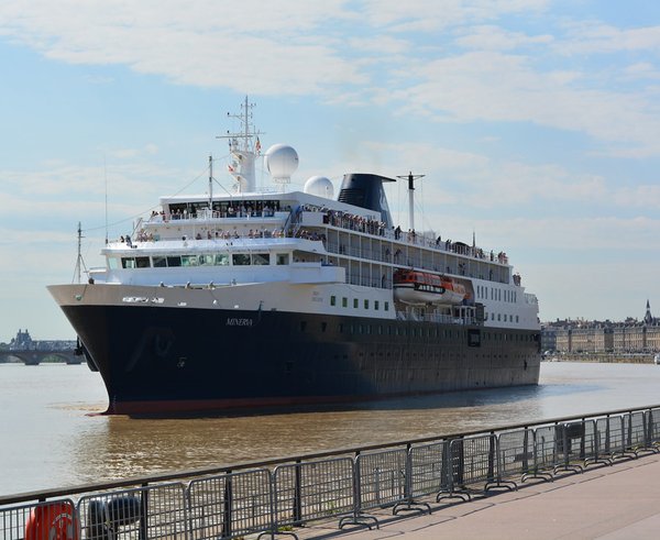 Výletní loď v Port de la Lune v Bordeaux.