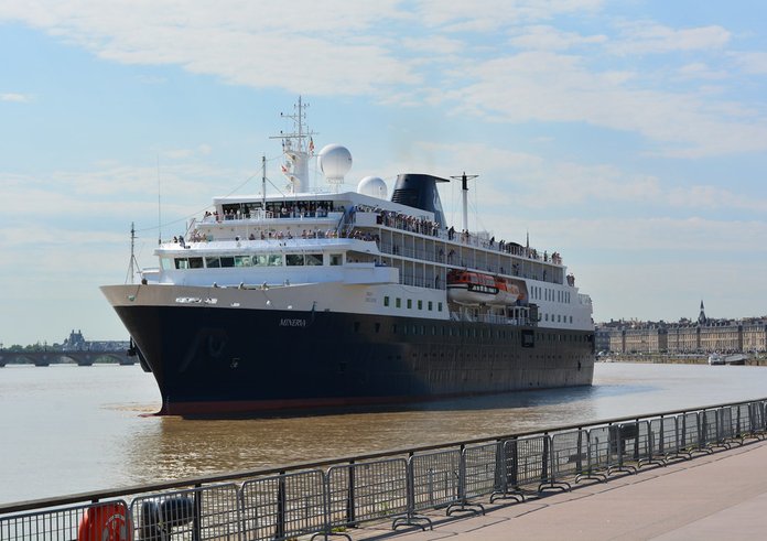 Výletní loď v Port de la Lune v Bordeaux.