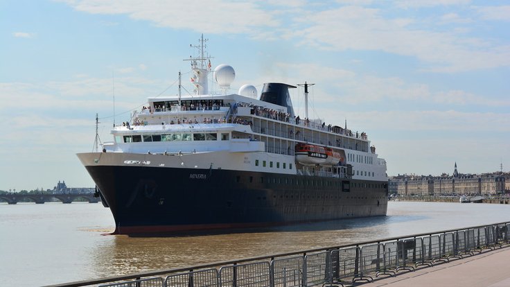 Výletní loď v Port de la Lune v Bordeaux.