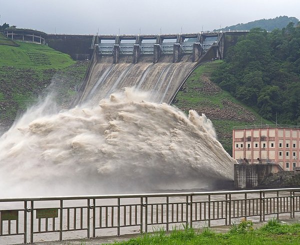 960px-Shimen_Dam_releasing_sedimentation_and_water