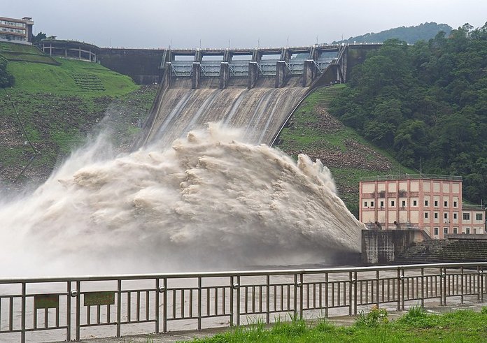 960px-Shimen_Dam_releasing_sedimentation_and_water