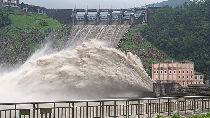 960px-Shimen_Dam_releasing_sedimentation_and_water