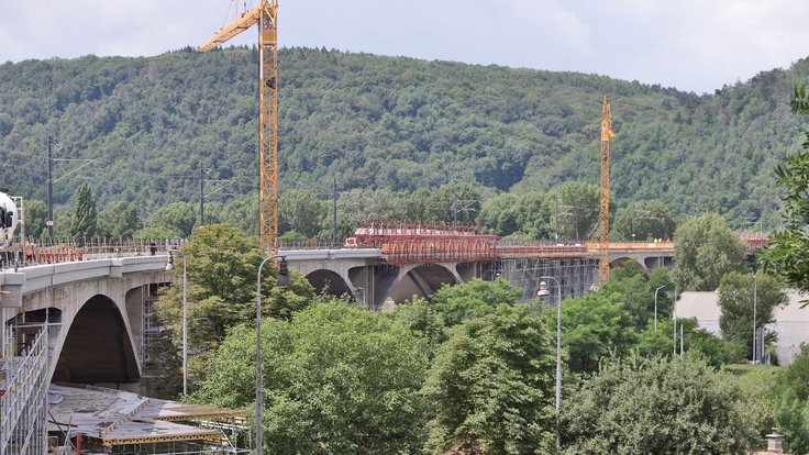 Modernizace Branického mostu bude hotová v říjnu, již nyní se sem však vrátily vlaky.