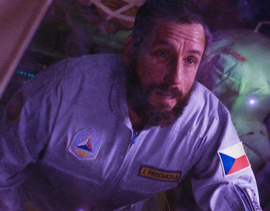 Adam Sandler ve filmu Kosmonaut z Čech s českou uniformou.