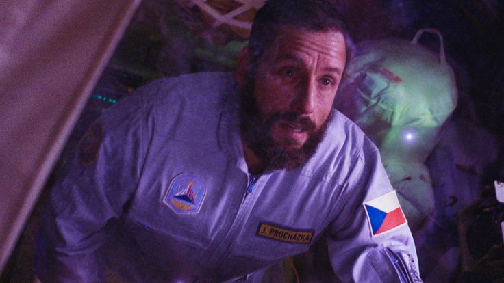 Adam Sandler ve filmu Kosmonaut z Čech s českou uniformou.