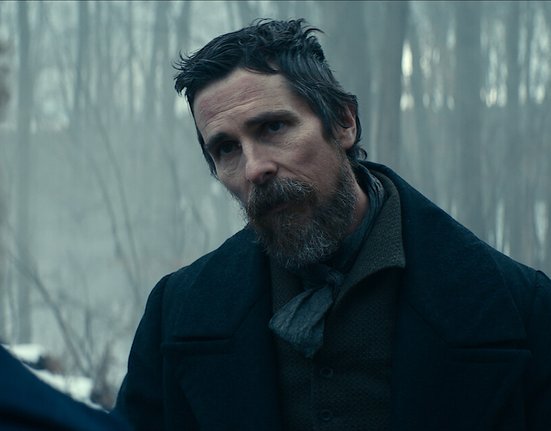 Christian Bale ve filmu Bledé modré oko (2022)