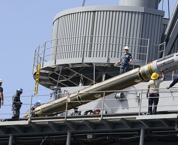 A_Tomahawk_missile_aboard_USS_Frank_Cable._(8203271902)