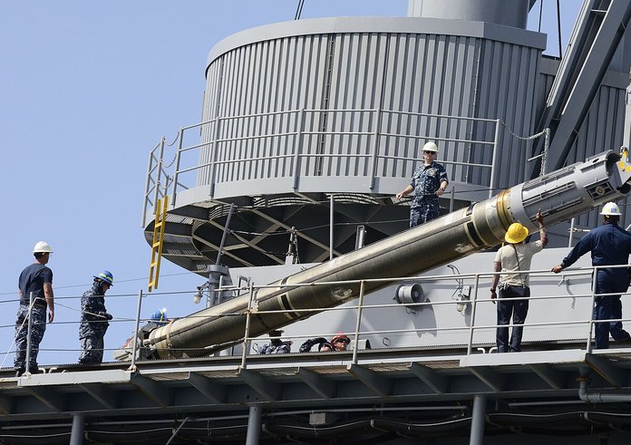 A_Tomahawk_missile_aboard_USS_Frank_Cable._(8203271902)