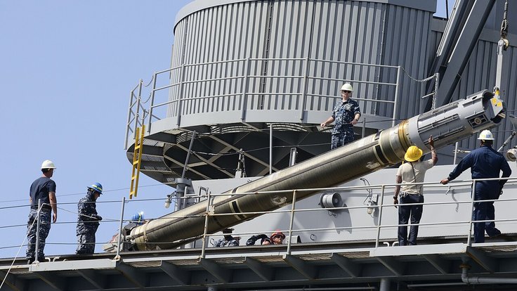 A_Tomahawk_missile_aboard_USS_Frank_Cable._(8203271902)