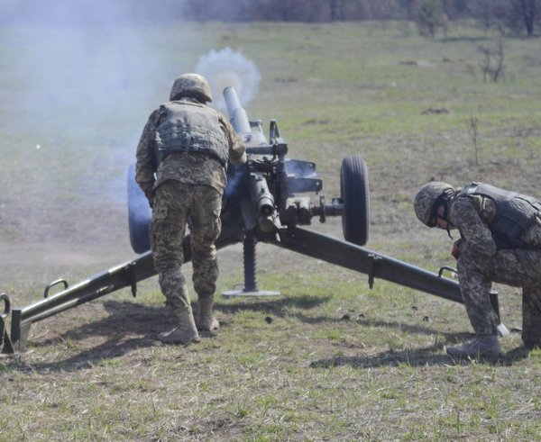 A_soldier_with_the_Ukrainian_Land_Forces_fires_an_82mm_mortar