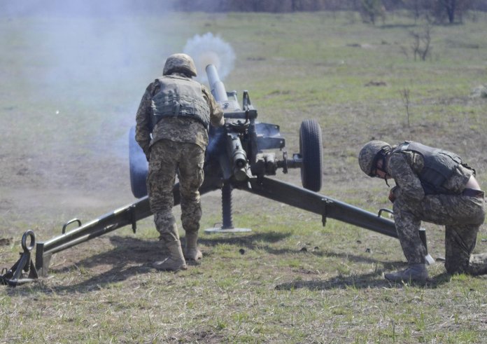A_soldier_with_the_Ukrainian_Land_Forces_fires_an_82mm_mortar