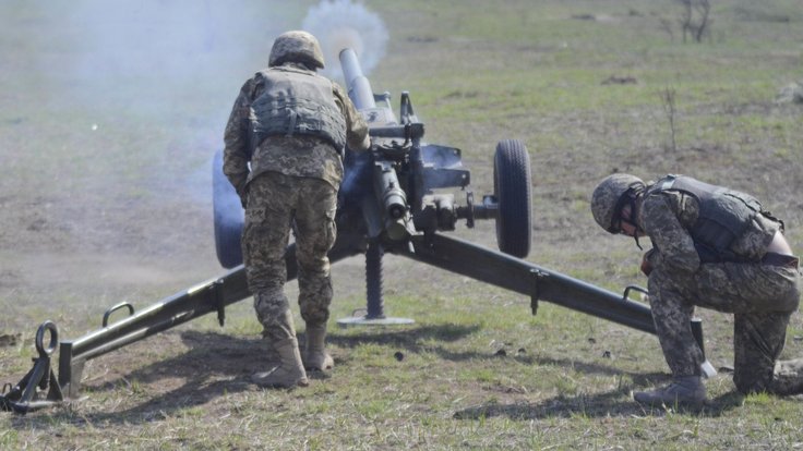 A_soldier_with_the_Ukrainian_Land_Forces_fires_an_82mm_mortar