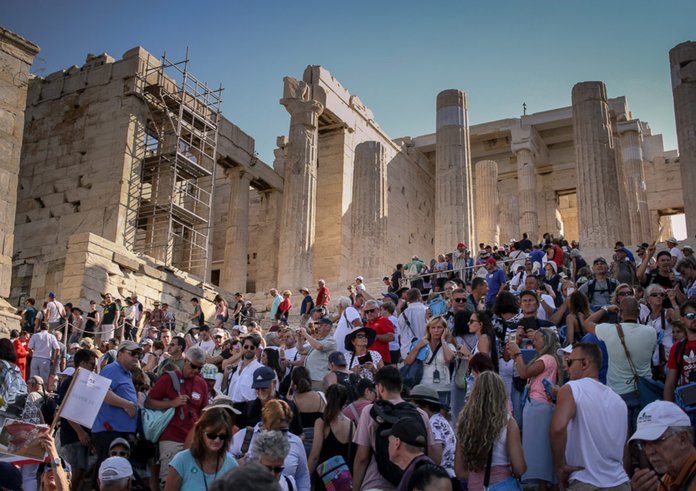Přetlak turistů v řecké Akropoli