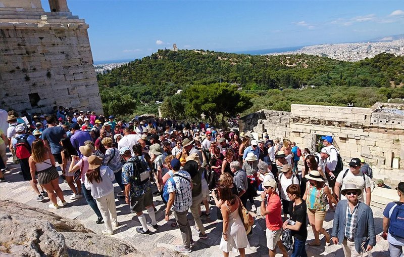 Akropoli navštíví denně přes 23 000 turistů
