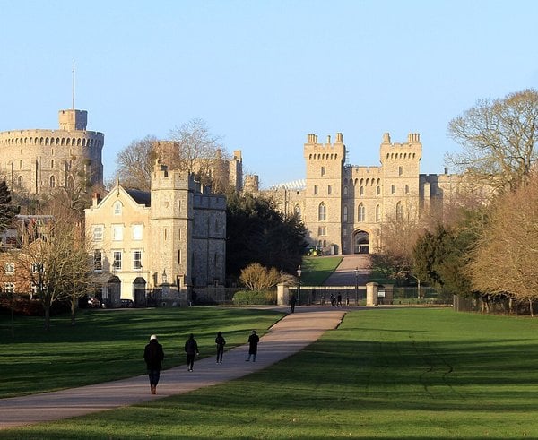 Afternoon_walk_in_the_park_-_geograph.org.uk_-_6390797