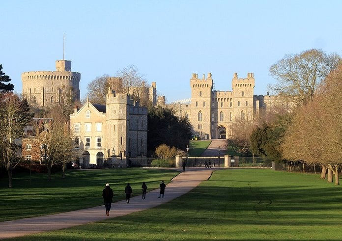 Afternoon_walk_in_the_park_-_geograph.org.uk_-_6390797