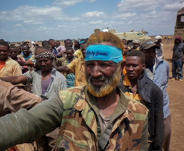 Al_Shabaab_fighters_disengage_and_lay_down_arms_02_(8019360780)