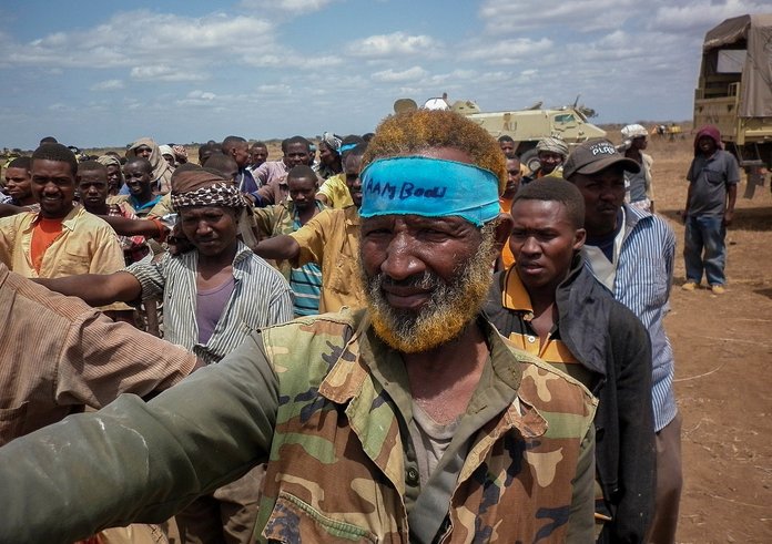 Al_Shabaab_fighters_disengage_and_lay_down_arms_02_(8019360780)