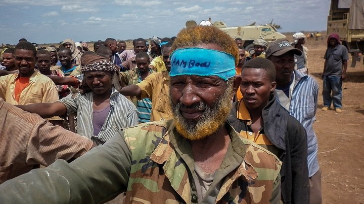 Al_Shabaab_fighters_disengage_and_lay_down_arms_02_(8019360780)