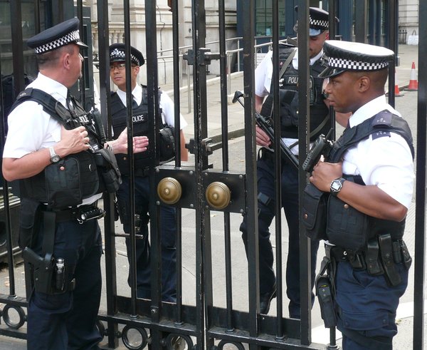 Armed_police_officers_(London,_2014)
