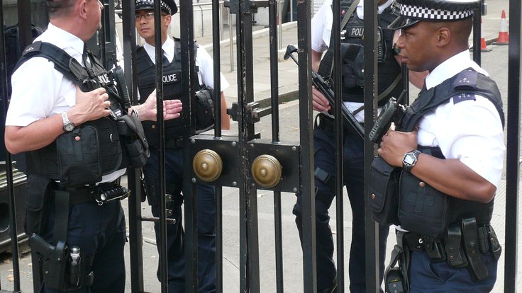 Armed_police_officers_(London,_2014)