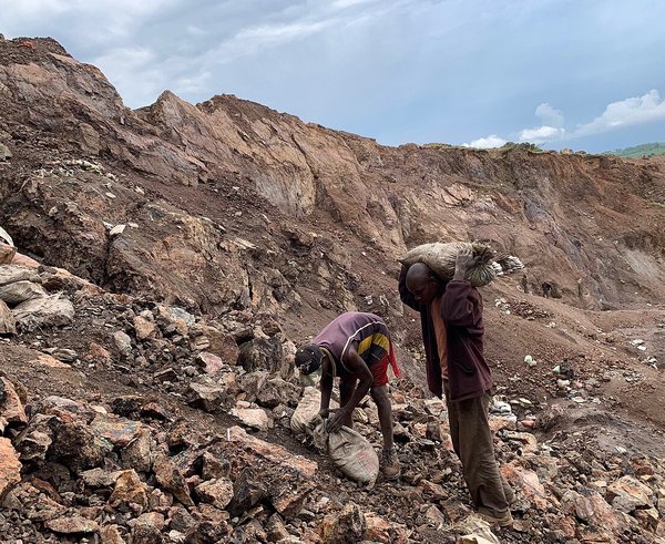 Artisanal_cobalt_miners_in_the_Democratic_Republic_of_Congo