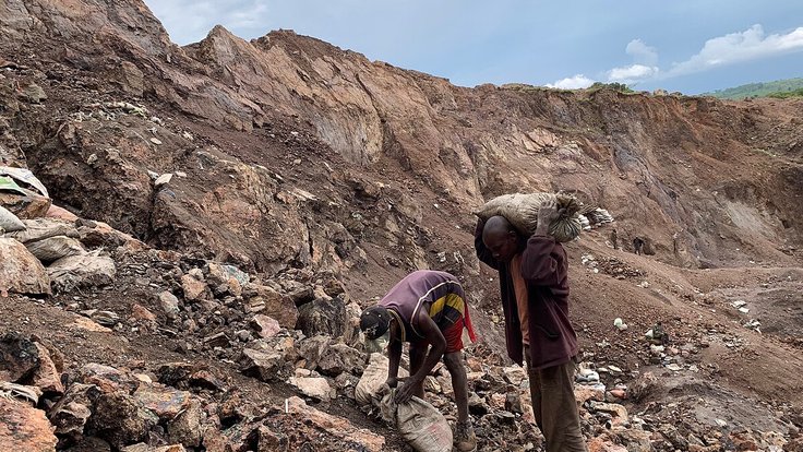 Artisanal_cobalt_miners_in_the_Democratic_Republic_of_Congo