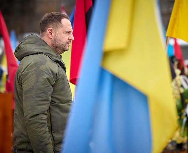 At_the_Lychakiv_Cemetery_in_Lviv,_Volodymyr_Zelenskyy_honored_the_memory_of_the_fallen_defenders_of_Ukraine._(53410947015)
