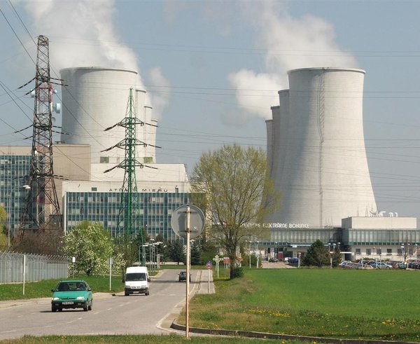 Atómové_elektrárne_Bohunice_-_vstup_(13.4.2007)_-_panoramio