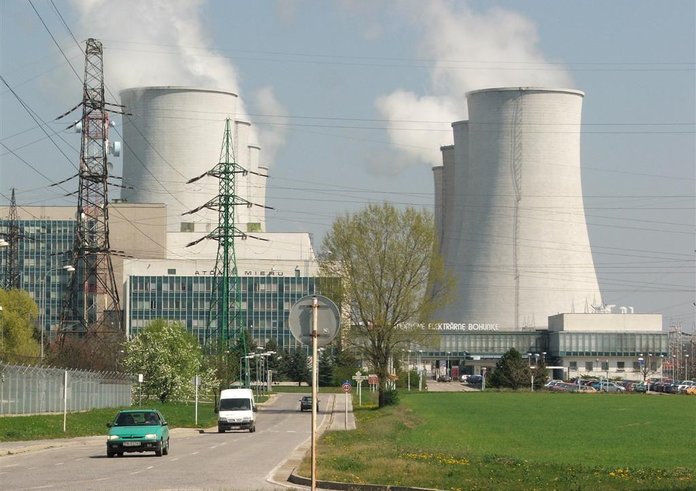Atómové_elektrárne_Bohunice_-_vstup_(13.4.2007)_-_panoramio
