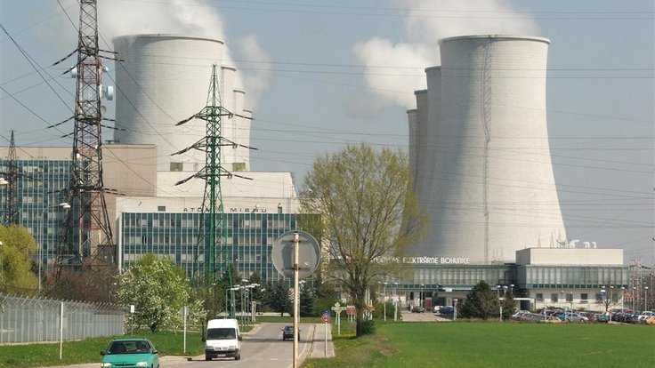 Atómové_elektrárne_Bohunice_-_vstup_(13.4.2007)_-_panoramio