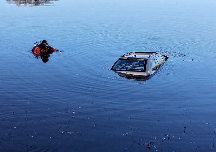 Auto potopené v rybníku