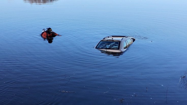 Auto potopené v rybníku