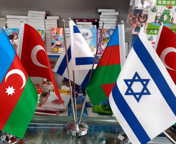 Azerbaijani,_Turkish_and_Israeli_flags_in_Baku_during_the_conflict_in_Karabakh_20