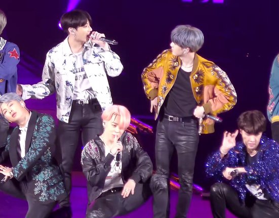 BTS_performing__DNA__during_the_Love_Yourself_concert_in_Nagoya,_13_January_2019_01